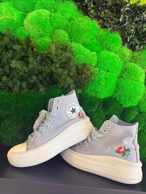 CONVERSE WOMENS PLATFORM HIGH CROSS STITCH ROSES.